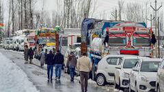 Photos: कन्याकुमारी-कश्मीर हाईवे पर ग‍िरी चट्टान, बार‍िश-बर्फबारी ने बढ़ाई मुश्किल, कई रूटों पर थमी पहियों की रफ्तार