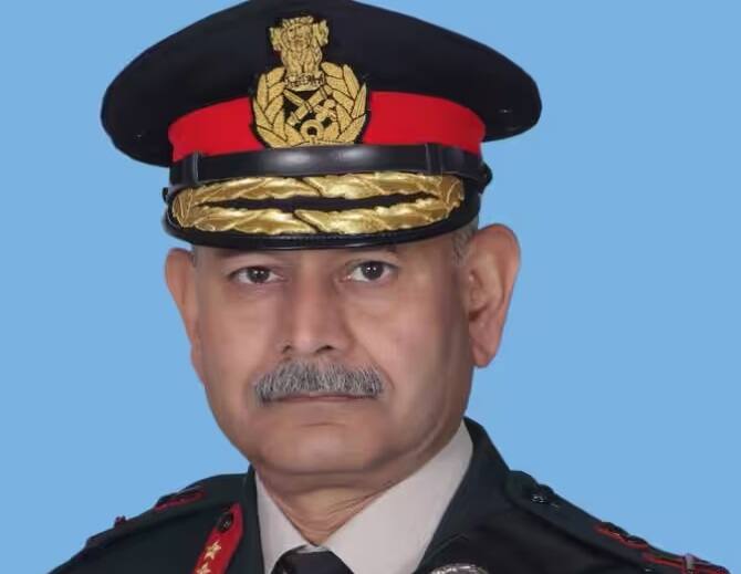 ઉપેન્દ્ર દ્વિવેદી નેશનલ ડિફેન્સ એકેડમીના વિદ્યાર્થી રહી ચૂક્યા છે. દ્વિવેદીએ સેનામાં મહત્વનું યોગદાન આપ્યું છે. વર્ષ 1984માં લેફ્ટિનન્ટ જનરલ ઉપેન્દ્ર દ્વિવેદીની જમ્મુ-કાશ્મીર રાઈફલ્સની 18મી બટાલિયનમાં ભરતી કરવામાં આવી હતી.