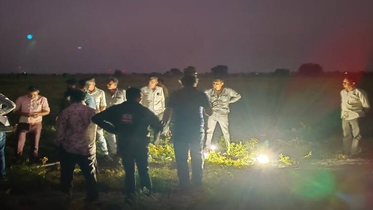 A baby girl falls in borewell of ​​Gowana village Lalpur Jamnagar Jamnagar: લાલપુરના ગોવાણામાં વાડી વિસ્તારમાં બાળક ખુલ્લા બોરમાં થયું ગરકાવ