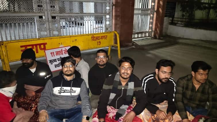 MPPSC Exam Madhya Pradesh Students protest against MP Public Service Commission in Indore ANN MPPSC Exam: एमपी लोक सेवा आयोग के खिलाफ सड़कों पर उतरे छात्र, कड़कड़ाती ठंड में रातभर क्यों किया प्रदर्शन?