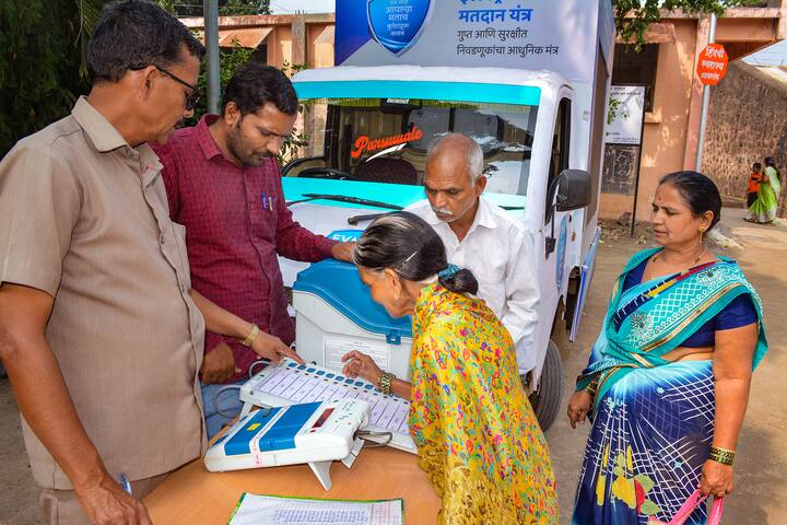 यानी अगर आप दिल्ली में कई सालों से नौकरी करते हैं और यहां वोटर भी हैं तो आप उत्तराखंड में अपने गांव जाकर वोट नहीं डाल सकते हैं. यहां आप नए रजिस्ट्रेशन के लिए आवेदन भी नहीं कर सकते हैं.