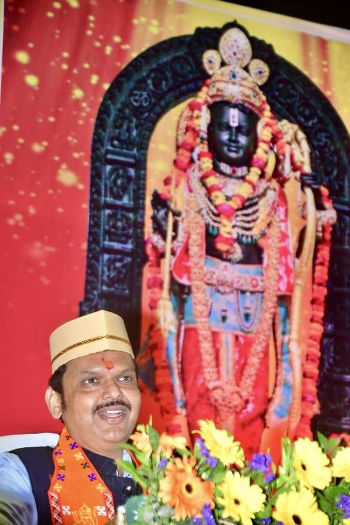 मुंबई ते अयोध्या  या पहिल्या 'अयोध्या आस्था रेल'ला हजारो रामभक्तांच्या उत्साहात आणि जल्लोषात शुभारंभ केला. (Photo credit : Telegram/Devendra fadnavis)