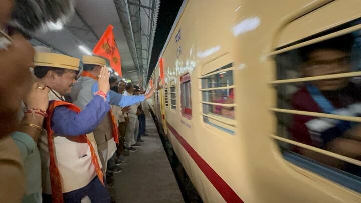 महाराष्ट्र के डिप्टी सीएम देवेंद्र फडणवीस ने छत्रपति शिवाजी महाराज टर्मिनस पर मुंबई से अयोध्या के लिए पहली विशेष ट्रेन को हरी झंडी दिखाई.