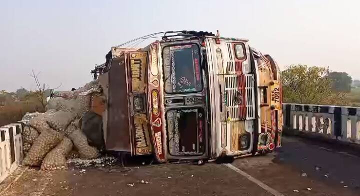 आज मध्यरात्री 3च्या सुमारास कांद्याची वाहतूक करणारा ट्रक पलटी झाला. (Photo Credit :ABP MAJHA/Reporter Hingoli)