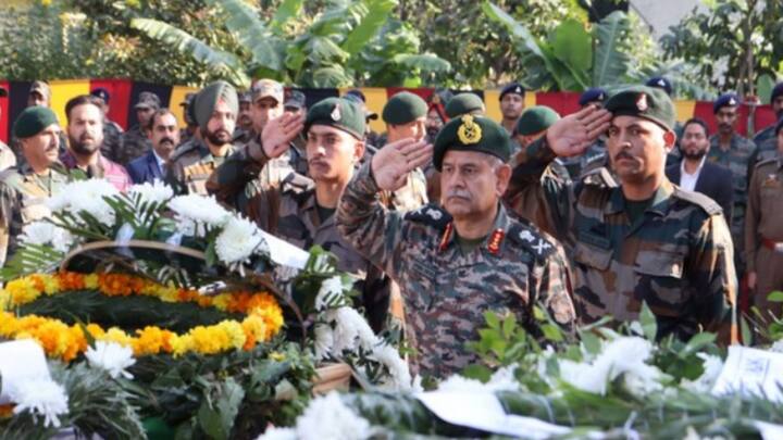 Lt General  Upendra Dwivedi: लेफ्टिनेंट जनरल उपेंद्र द्विवेदी कई महत्तवपूर्ण पदों की जिम्मेदारी संभाल चुके हैं. इसके साथ ही द्विवेदी को कई पुरस्कारों से भी सम्मानित किया जा चुका है.