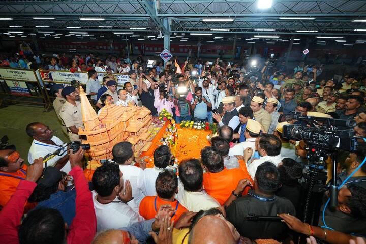 उपमुख्यमंत्री देवेंद्र फडणवीस, प्रदेशाध्यक्ष चंद्रशेखर बावनकुळे, केंद्रीय रेल्वे राज्यमंत्री रावसाहेब दानवे पाटील, मंत्री मंगलप्रभात लोढा, मुंबई भाजप अध्यक्ष आशिष शेलार, खासदार गोपाळ शेट्टी यांनी रेल्वेला हिरवा झेंडा दाखवला. (Photo credit : Telegram/Devendra fadnavis)