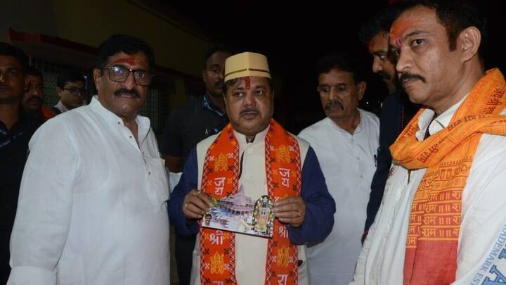 फडणवीस ने आगे कहा, 'ट्रेन में सवार लोग भाग्यशाली हैं और वे अयोध्या की यात्रा को लेकर काफी उत्साहित हैं.'