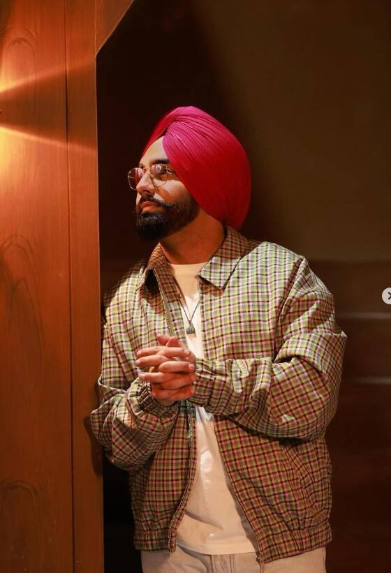 ਇਸ ਵਿਚਾਲੇ ਕਲਾਕਾਰ ਵੱਲੋਂ ਆਪਣੀਆਂ ਖਾਸ ਤਸਵੀਰਾਂ ਸ਼ੇਅਰ ਕੀਤੀਆਂ ਗਈਆਂ ਹਨ। ਜਿਨ੍ਹਾਂ ਨੇ ਪ੍ਰਸ਼ੰਸਕਾਂ ਦਾ ਧਿਆਨ ਆਪਣੇ ਵੱਲ ਖਿੱਚਿਆ ਹੈ।