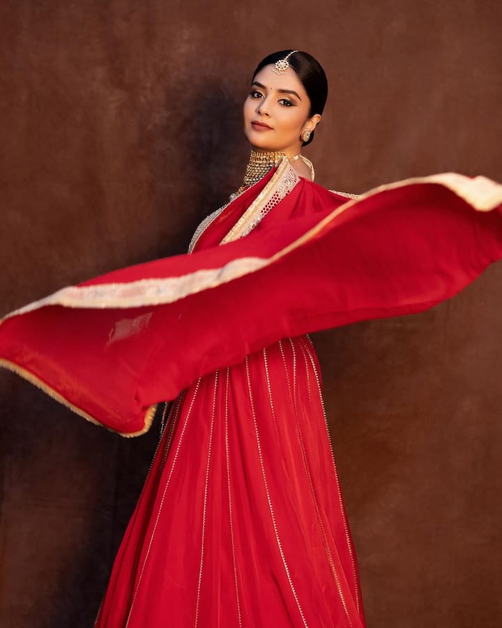 టీవీల్లోని కార్యక్రమాలతో పాటు పలు ఈవెంట్లతో బిజీగా మారింది. అంతేకాకుండా యూట్యూబ్ ఛానల్ పెట్టి తన పర్సనల్ విషయాలు షేర్ చేసుకుంటూ ఉంటుంది.(Images Source : Instagram/sreemukhi)