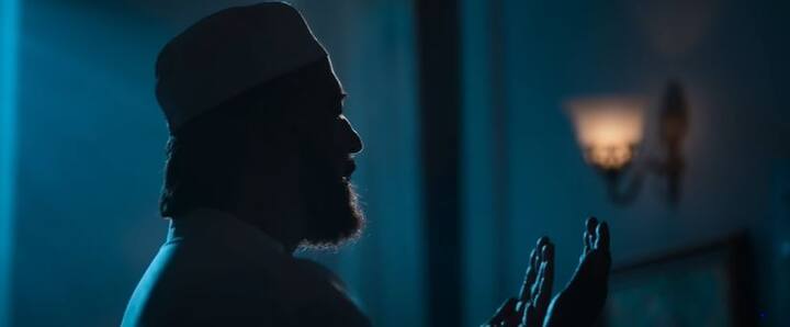 நடிகர் ரஜினி சிறப்பு தோற்றத்தில் நடித்துள்ளார் என்று சொல்லப்பட்டாலும், ட்ரெய்லரின் முக்கால் வாசி காட்சிகளில் அவர்தான் இருக்கிறார்.