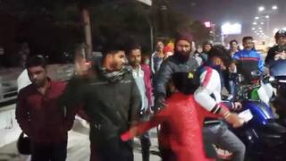 Viral News : बॉयफ्रेंडसोबत घर सोडून पळत होती मुलगी; भावाने बसस्थानकावर दोघांना पकडलं, यानंतर जे झालं ते...