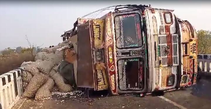 कांद्याची वाहतूक करणारा ट्रक हिंगोली परभणी महामार्गावरील हिवरा गावाच्या शिवारात पलटी झाल्याने वाहतूक पूर्णपणे ठप्प झाली. (Photo Credit :ABP MAJHA/Reporter Hingoli)