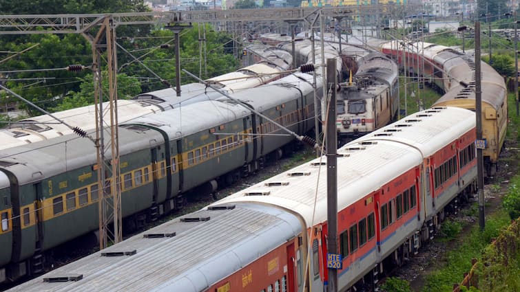 Rajasthan News two train on same track in Pokhran train vedio rajasthan major accident avoided due to driver ANN WATCH: पोखरण में एक ही ट्रैक पर आमने-सामने आ गईं दो एक्सप्रेस ट्रेनें, मच गया हड़कंप, फिर क्या हुआ?