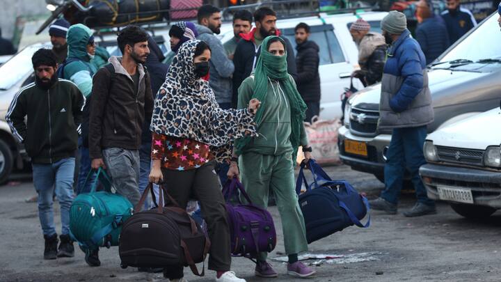 रामबन जिले के शेरी नाके पर पुलिस कर्मियों ने बताया कि मंगलवार (6 फरवरी) सुबह 8 बजे से बुधवार (7 फरवरी) सुबह 8 बजे तक सड़क की मरम्मत का कार्य चलता रहेगा. इस कार्य के चलते प्रशासन की ओर से जारी निर्देशों का अनुपालन करते हुए वाहनों को रोकने का काम किया जा रहा है.