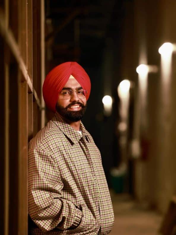 ਦਰਅਸਲ, ਐਮੀ ਵਿਰਕ ਨੇ ਆਪਣੀਆਂ ਸਟਾਈਲਿਸ਼ ਤਸਵੀਰਾਂ ਸ਼ੇਅਰ ਕੀਤੀਆਂ ਹਨ। ਜਿਨ੍ਹਾਂ ਨੇ ਸਭ ਨੂੰ ਆਪਣਾ ਦੀਵਾਨਾ ਬਣਾ ਲਿਆ ਹੈ।