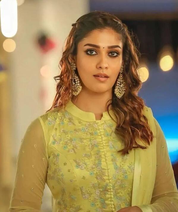 साल 2003 में आई मलयालम फिल्म मनासीनाकाड़े' से अपने करियर की शुरुआत करने वाली नयनतारा को इंडस्ट्री में दो दशक से भी ज्यादा का समय हो चुका है. एक्ट्रेस ने अपने अलग-अलग किरदार से दर्शकों को खूब एंटरटेन किया है.