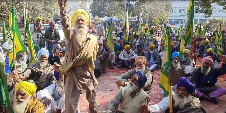 Farmers protest in barnala in front of DC barnala office Farmers protest: ਕਿਸਾਨਾਂ ਨੇ ਡੀਸੀ ਦਫ਼ਤਰ ਅੱਗੇ ਦਿੱਤਾ ਧਰਨਾ, ਕਿਹਾ- ਇਹ ਮੰਗਾਂ ਪੂਰੀਆਂ ਨਾ ਹੋਈਆਂ ਤਾਂ ਸੰਘਰਸ਼ ਹੋਵੇਗਾ ਤੇਜ਼