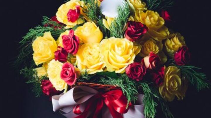 इस दिन दोस्तों के साथ अपना प्रेम व्यक्त किया जाता है जब उन्हें गुलाबों के फूलों का उपहार दिया जाता है. इस दिन, दोस्तों को पीले गुलाब दिए जाते हैं.