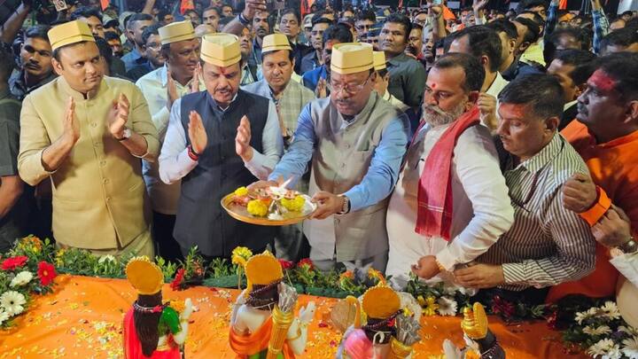 ट्रेन को रवाना करने से पहले पूजा-अर्चना भी की गई है.