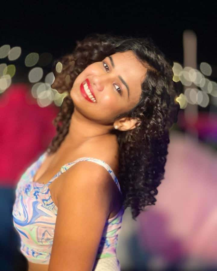 ఈ ఫోటోల్లో ఆమె నవ్వుతూ.. కర్లీ హెయిర్​తో ఫోజులిచ్చింది. జీన్స్ వేసుకుని.. దానిపై స్ట్రాప్స్ టాప్ వేసుకుని.. జీన్​కి చుట్టూ ష్రగ్​ కట్టుకుని ఫోటోలు దిగింది.(Images Source : Instagram/ariyanaglory)