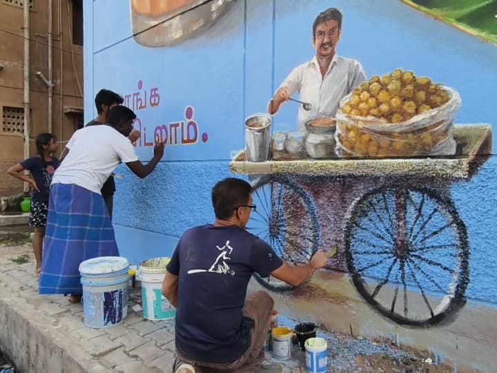 ஸ்ட்ரீட் ஆர்ட் அமைப்பினர் மக்கள் வசிக்கும் குடியிருப்பு சுவர்களில் ஓவியங்கள் வரைகின்றனர்.