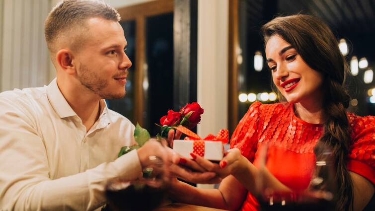 Valentine Day Gift: Valentine's Day gift ideas for your partner based on their zodiac sign Valentine Day Gift: વેલેન્ટાઇન ડે પર લવ પાર્ટનરને રાશિ અનુસાર આપો ગિફ્ટ, સંબંધો બનશે મજબૂત