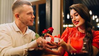 Valentine Day 2024: વેલેન્ટાઇન ડે પર ભૂલથી પણ પાર્ટનરને ન આપો આવી ગિફ્ટ, સંબંધોમાં આવશે કડવાશ