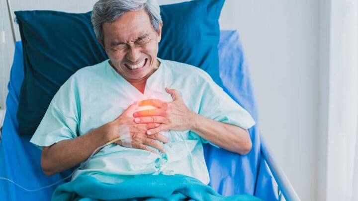 किसी भी व्यक्ति को अगर हार्ट अटैक पड़ता है यह अपने आप में एक गंभीर समस्या है. हार्ट अटैक पड़ने के बाद भी अगर बच गए हैं तो यह नहीं है कि आप बिल्कुल ठीक हो गए हैं. हेल्थ एक्सपर्ट के मुताबिक हार्ट अटैक पड़ने के 90 दिनों तक भी खास ख्याल रखने की जरूरत है तो आप कई दूसरी गंभीर बीमारियों का शिकार हो सकते हैं.