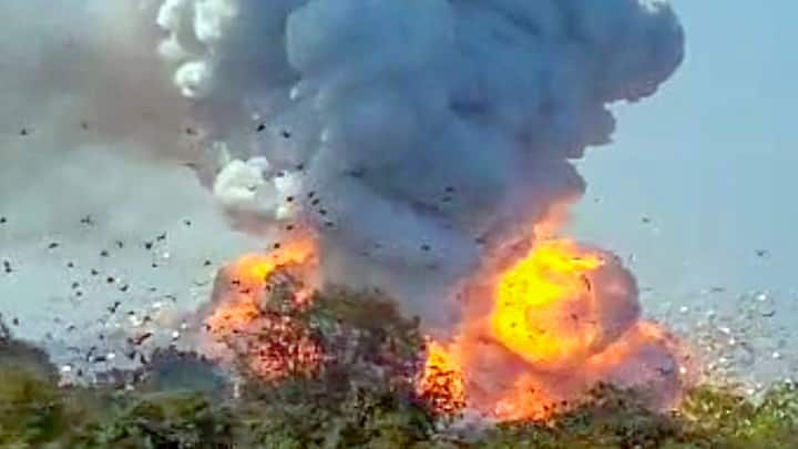 Harda Factory Explosion: चश्मदीद राजू ने कहा, ''मैं यहीं काम करता हूं. बच्चा रोटी देने आया था, जैसे ही रोटी रखा धमाके की आवाज आई. वो भाग गया. यहां 150-200 लोग काम करते हैं.''