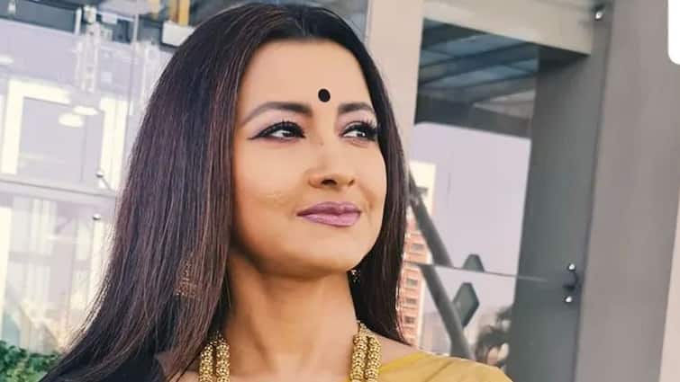 Rachana Banerjee shares her experience of getting unexpected gift in flight know in details Rachana Banerjee: বিমানে উঠেই অবাক রচনা! তাঁর সিটে চিঠি আর উপহার রেখেছিল কে?