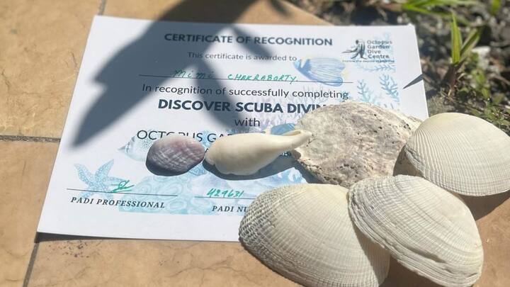 সেই সঙ্গে, মিমি শেয়ার করে নিয়েছেন স্কুবা ডাইভিংয়ের শংসাপত্রের ছবি। ঝিনুক দিয়ে সাজিয়ে সেই শংসাপত্রের ছবিও তুলেছেন তিনি।
