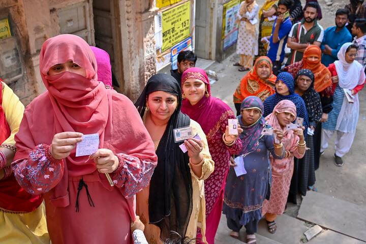 चुनाव आयोग की तरफ से अगले कुछ ही दिनों में चुनाव की तारीखों का ऐलान किया जाएगा, जिसके बाद आचार संहिता लागू होगी.