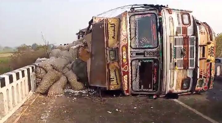 या अपघातामुळे रस्त्यावरून सुरू असणारी वाहतूक ठप्प झाली. (Photo Credit :ABP MAJHA/Reporter Hingoli)