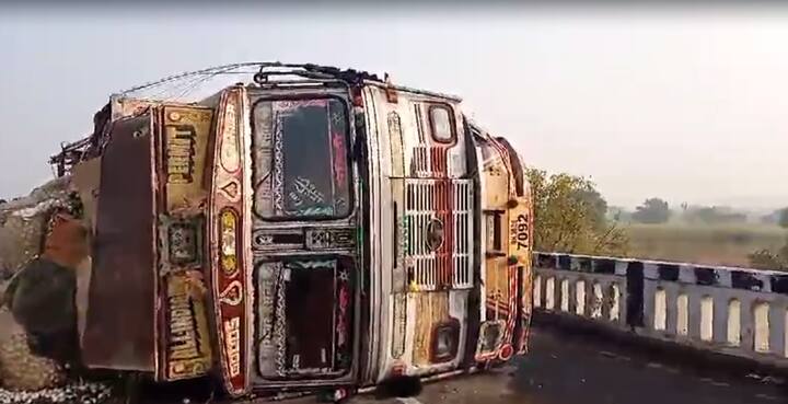 आता हिंगोली परभणी रोडवरील वाहतूक पूर्वपदावर येऊ लागली आहे. (Photo Credit :ABP MAJHA/Reporter Hingoli)