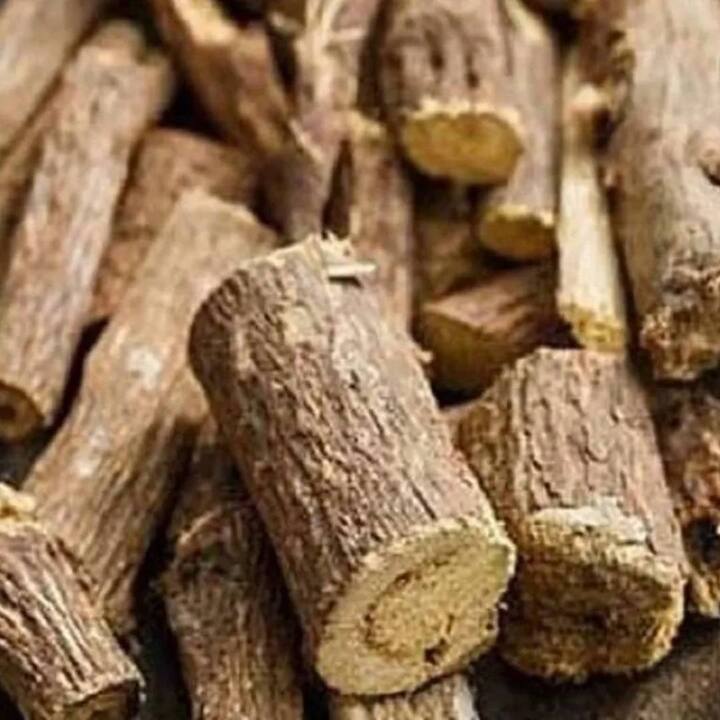 Liquorice Benefits-ਮੁਲੱਠੀ 'ਚ ਮੌਜੂਦ ਗੁਣ ਸਰੀਰ ਦੀਆਂ ਕਈ ਸਮੱਸਿਆਵਾਂ ਨੂੰ ਦੂਰ ਕਰਦੇ ਹਨ। ਇਸ 'ਚ ਕਾਫੀ ਮਾਤਰਾ 'ਚ ਕੈਲਸ਼ੀਅਮ, ਅਤੇ ਐਂਟੀ-ਆਕਸੀਡੈਂਟ ਗੁਣ ਪਾਏ ਜਾਂਦੇ ਹਨ। ਸਰਦੀ ਅਤੇ ਖਾਂਸੀ ਤੋਂ ਰਾਹਤ ਤੇ ਵਾਲਾਂ ਲਈ ਵੀ ਫਾਇਦੇਮੰਦ ਹੈ।