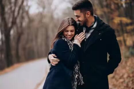 ਦੇਸ਼ ਵਿੱਚ ਕੁਝ ਅਜਿਹੇ ਹੋਟਲ ਹੁੰਦੇ ਹਨ ਜੋ Unmarried couple ਨੂੰ ਇਕੱਠੇ ਰਹਿਣ ਦੀ ਇਜਾਜ਼ਤ ਨਹੀਂ ਦਿੰਦੇ ਹਨ। ਜੇਕਰ ਤੁਹਾਡੀ ਉਮਰ 18 ਸਾਲ ਤੋਂ ਵੱਧ ਹੈ ਤਾਂ ਤੁਸੀਂ ਹੋਟਲ ਵਿੱਚ ਇਕੱਠਿਆਂ ਰਹਿ ਸਕਦੇ ਹੋ।