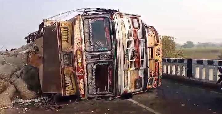 हा ट्रक हिंगोली परभणी रोडवरील हिवरा गावाच्या शिवारालगत असलेल्या एका पुलावर अचानकपणे पलटी झाला. (Photo Credit :ABP MAJHA/Reporter Hingoli)