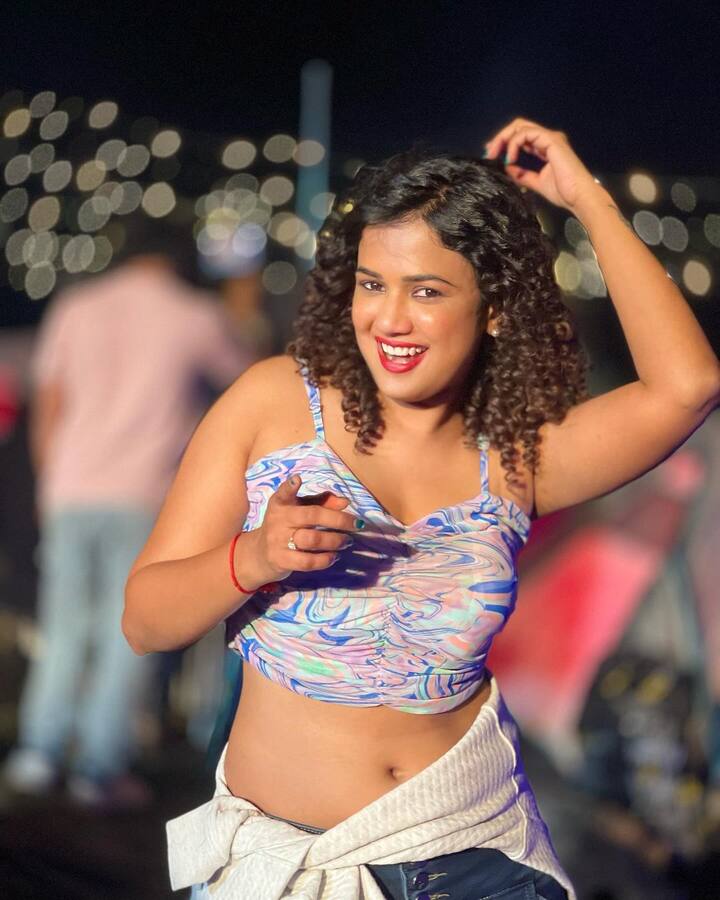 బిగ్​బాస్​ బ్యూటీ అరియానా ఈ మధ్య సోషల్ మీడియాలో ఘాటైన పోస్టులు పెడుతుంది. ఇప్పటివరకు ఫోటోల్లో ఎక్స్​పోజింగ్ మాత్రమే చేసిన బ్యూటీ ఈసారి కాస్త అడుగు ముందుకేసింది.(Images Source : Instagram/ariyanaglory)