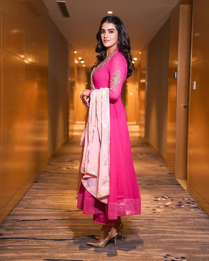 કાવ્યા થાપર તેના ગ્લેમરસ અંદાજ માટે જાણીતી છે.