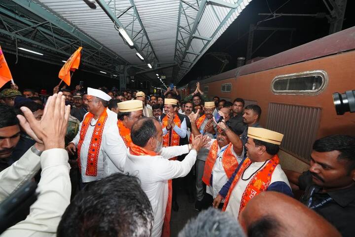 शेकडो राम भक्तांना प्रभू श्रीरामाच्या दर्शनाला घेऊन जाणाऱ्या मुंबई ते अयोध्या ही  ट्रेन  रवाना झाली.  (Photo credit : Telegram/Devendra fadnavis)