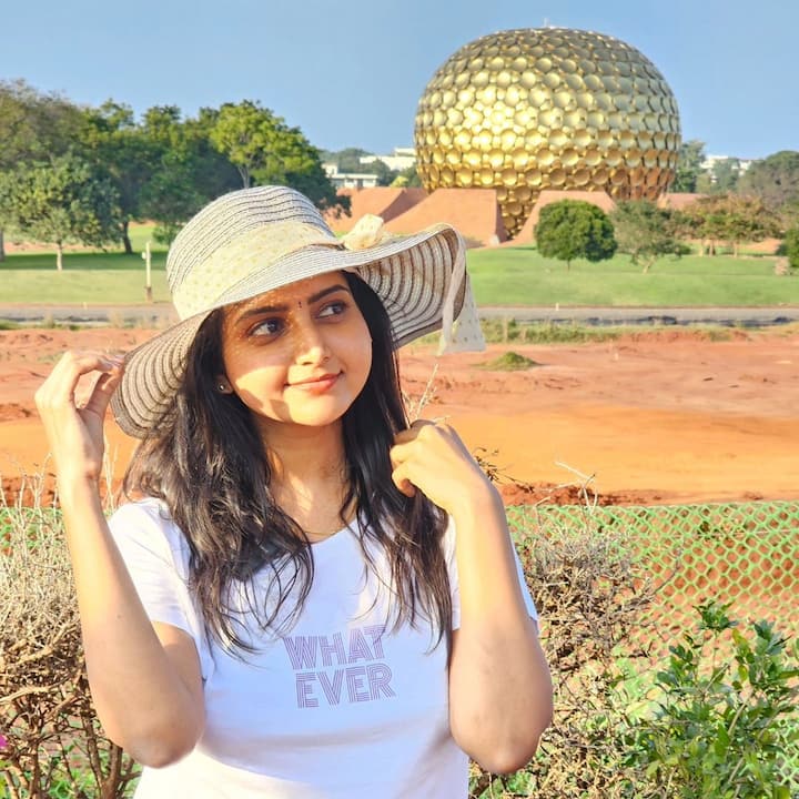 బ్రహ్మముడి సీరియల్లో హీరో రాజ్(మానస్)తో ఎప్పుడూ గొడవపడే 'కావ్య' అసలు పేరు దీపిక రంగరాజు. ఆత్మగౌరవం ఉన్న అమ్మాయిగా, కుటుంబ బాధ్యతలు బరువు అనుకోకుండా మోస్తూ అద్భుతమైన నటనతో ప్రేక్షకులను ఆకట్టుకుంటోంది దీపిక.