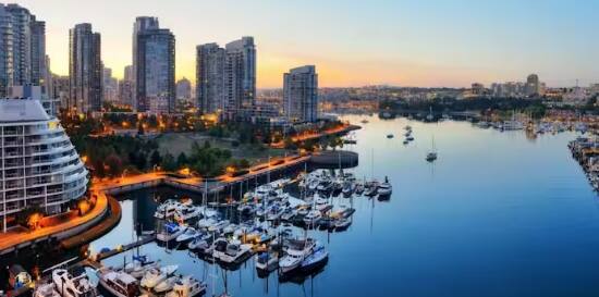 ਕੈਨੇਡੀਅਨ ਸ਼ਾਂਤੀ ਪਸੰਦ ਕਰਦੇ ਹਨ। ਇਸ ਤੋਂ ਇਲਾਵਾ ਕੈਨੇਡਾ ਨੂੰ ਦੁਨੀਆ ਦਾ ਸੱਤਵਾਂ ਸਭ ਤੋਂ ਸੁਰੱਖਿਅਤ ਦੇਸ਼ ਮੰਨਿਆ ਜਾਂਦਾ ਹੈ। ਇੱਥੇ ਅਪਰਾਧ ਦੀਆਂ ਘਟਨਾਵਾਂ ਬਹੁਤ ਘੱਟ ਹੁੰਦੀਆਂ ਹਨ। ਇਹ ਵੀ ਇੱਕ ਕਾਰਨ ਹੈ ਕਿ ਦੂਜੇ ਦੇਸ਼ਾਂ ਦੇ ਲੋਕ ਕੈਨੇਡਾ ਵਿੱਚ ਸੈਟਲ ਹੋਣਾ ਚਾਹੁੰਦੇ ਹਨ।