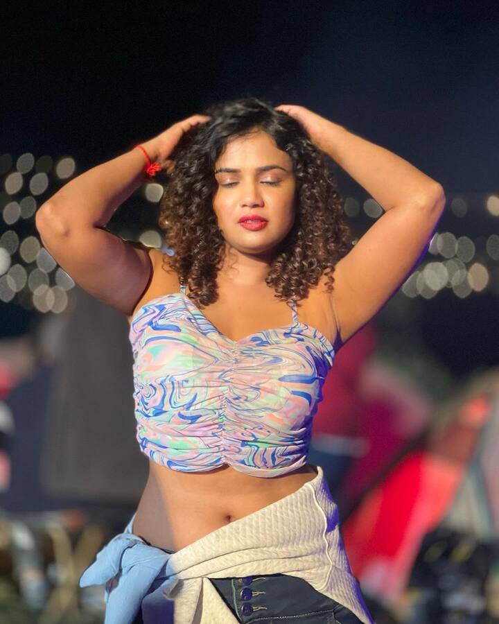 ఆ ఇంటర్వ్యూ వల్లనే అరియానా బిగ్​బాస్​ హౌజ్​లోకి ఎంట్రీ ఇచ్చింది. రెండు సీజన్లలో పాల్గొని.. ఎందరో అభిమానులను సంపాదించుకుంది. (Images Source : Instagram/ariyanaglory)