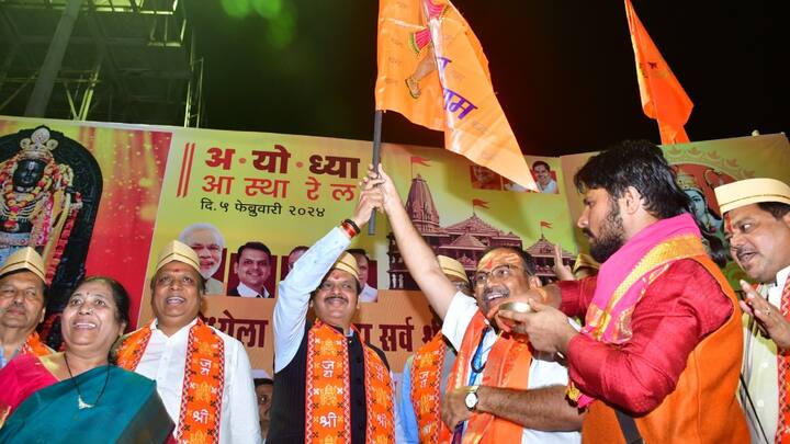 महाराष्ट्र के उपमुख्यमंत्री देवेन्द्र फडणवीस ने राम भक्तों को लेकर अयोध्या जाने वाली एक विशेष ट्रेन को हरी झंडी दिखाई.