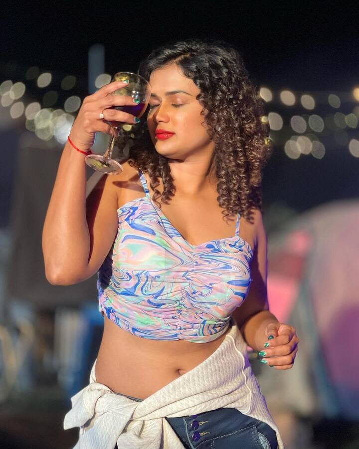 రెడ్ వైన్ తాగుతున్న ఫోటోలను ఇన్​స్టాగ్రామ్​లో పోస్ట్ చేసింది. Chill Bro 😎 అంటూ వాటికి క్యాప్షన్ పెట్టింది అరియానా.(Images Source : Instagram/ariyanaglory)