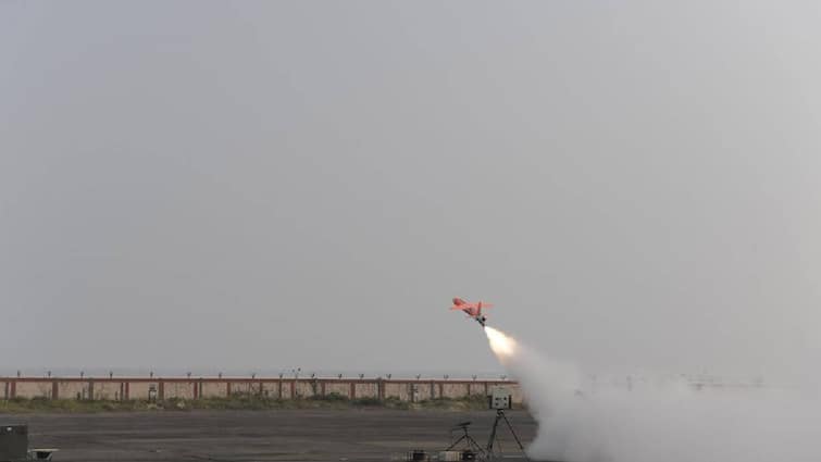 DRDO carries out successful flight trials of High-speed Expendable Aerial Target ‘ABHYAS’ from Integrated Test Range, Chandipur ABHYAS: எதிரிகளின் ஏவுகணைகளை துல்லியமாக குறிவைத்து தாக்கும் அபியாஸ்.. சிறப்பம்சம் என்ன?