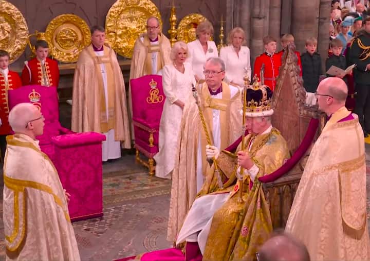 बकिंगहॅम पॅलेसनं जारी केलेल्या निवेदनात म्हटलं आहे की, राजा चार्ल्स तिसरा कर्करोगानं ग्रस्त आहे. प्रोस्टेट ग्रंथीची तपासणी केली असता,त्यांना कर्करोग झाल्याचं निष्पन्न झालं. (Photo Credit : PTI)