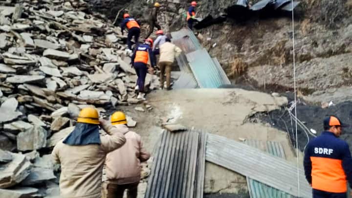 मंगलवार को शिमला के पास अश्वनी खड्ड में भी भारी भूस्खलन हुआ जिसके बाद राहत और बचाव कार्य में पुलिस और एसडीआरएफ के जवान जुटे हैं.