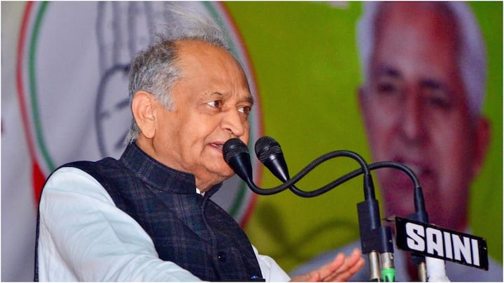 दरअसल, अशोक गहलोत ने कांग्रेस नेता राहुल गांधी का एक वीडियो सोशल मीडिया पर साझा करते हुए यह बात कही है जिसमें राहुल गांधी ने कहा कि कांग्रेस और इंडिया गठबंधन 50 प्रतिशत की आरक्षण की सीमा को उखाड़ फेंकेगी. (फाइल फोटो)