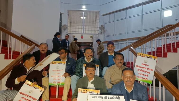 Opposition MLAs staged protest in Uttarakhand Assembly on Uniform Civil Code Draft ANN Uniform Civil Code: विधानसभा में धरने पर बैठा विपक्ष, सरकार के खिलाफ नारेबाजी, UCC पर की ये बड़ी मांग